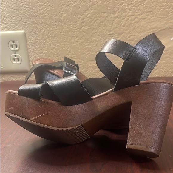 Universal Thread Black and Brown Platform Sandals with Crisscross Straps - Picture 11 of 11